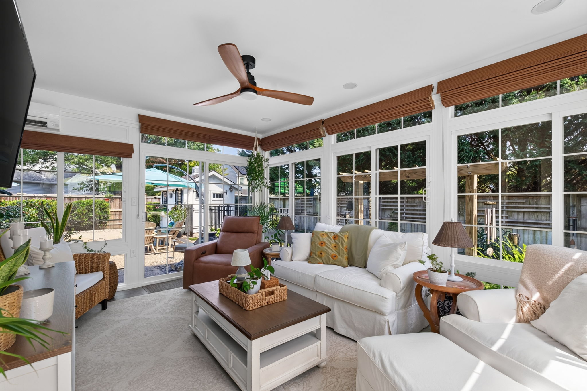 Cozy four season sunroom overlooking a garden and pool in Virginia Beach