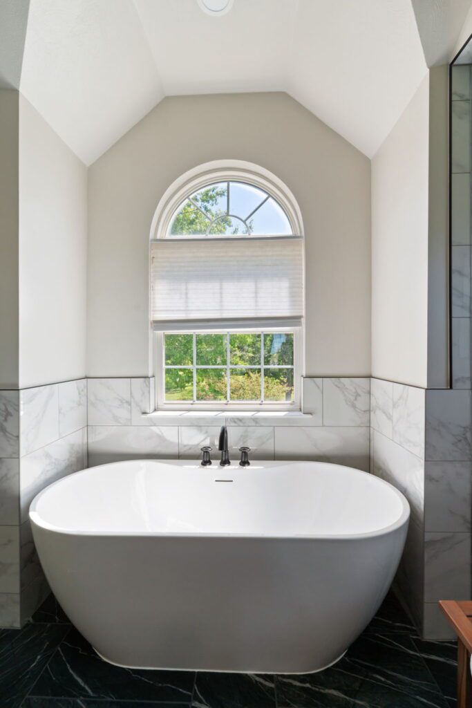 stand alone luxury soaking bathtub