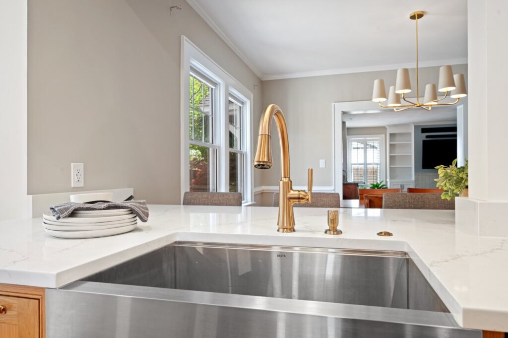 ixed metal finishes bring depth and personality to the kitchen