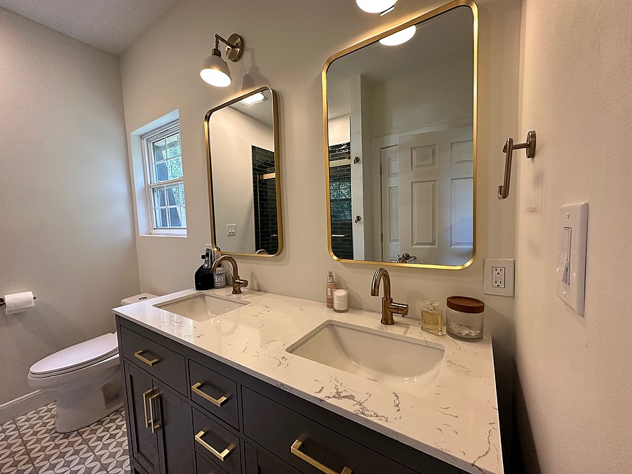 double vanity sink in bathroom