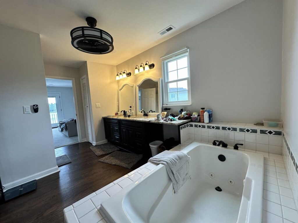 Jetted bathtub before remodel